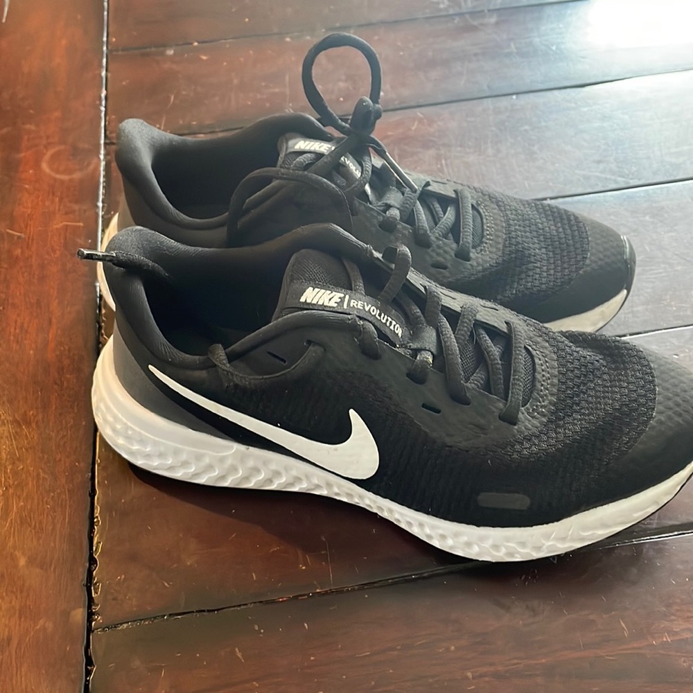 Nike revolution boys sneakers size 3.5